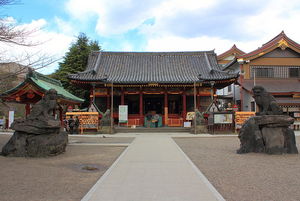 800px-Asakusa_shrine_2012.jpg